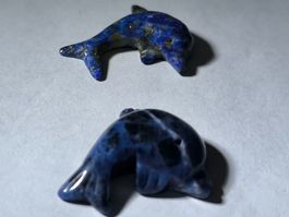 2 x Suesses Delfin-Paar aus Lapislazuli, Edelstein-Schnitz.