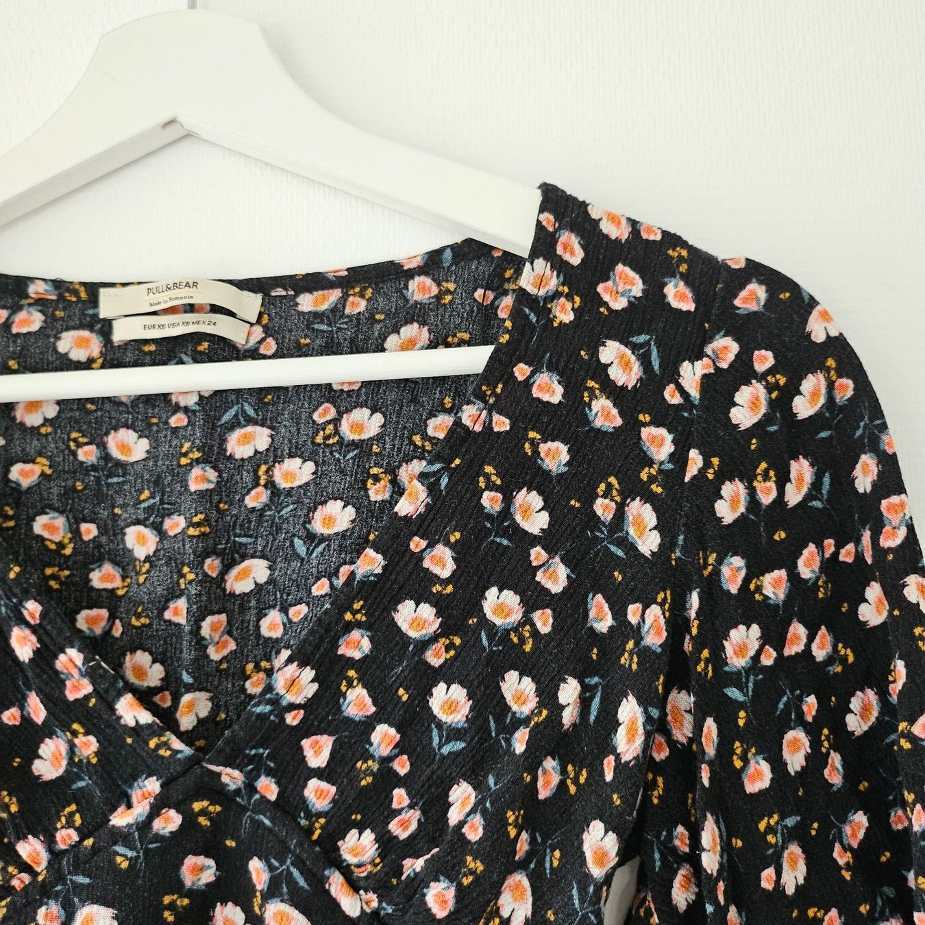 Pull&Bear Tops: PULL&BEAR Crop Top schwarz mit Blumenmuster – Gebraucht aus Winterthur von mar_9wjp 1