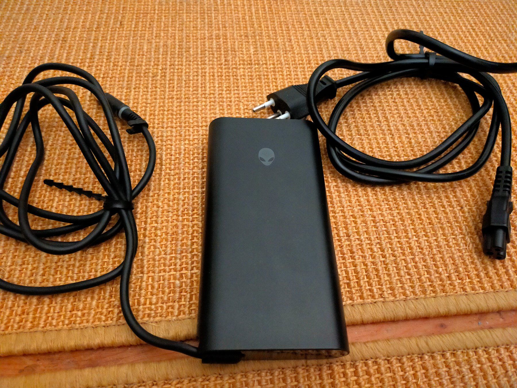 Dell Unità & Adattatore: Alienware (Dell) Notebook Ladegerät 240 Watt AC/DC Adapter – Nuovo (secondo la descrizione) da Wohlen b. Bern venduto da Wannholle