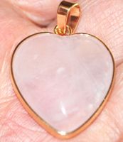 Anhänger L-6269 – Rosa Quarz goldig eingefasst 35x25x7mm