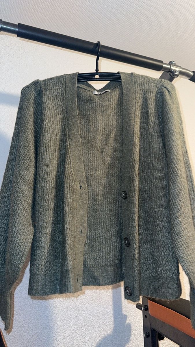 Jacken: Flauschige Strickjacke grün-grau XL – Gebraucht aus Oftringen von tola19 1