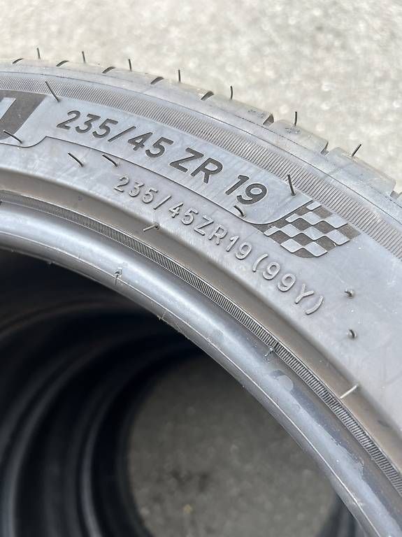 Altro in Scrittura & Disegno: 235/45/19 Michelin Sommerreifen  – Usato da Frasnacht venduto da nobloff 1