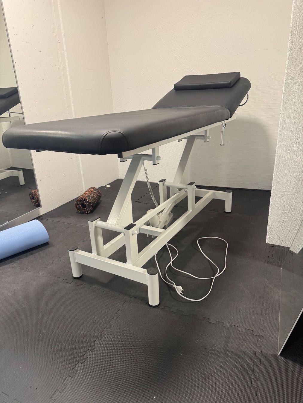 Sedie a sdraio: Elektrisch verstellbare Physio- / Massageliege – Usato da Bülach venduto da Volleyball_Academy