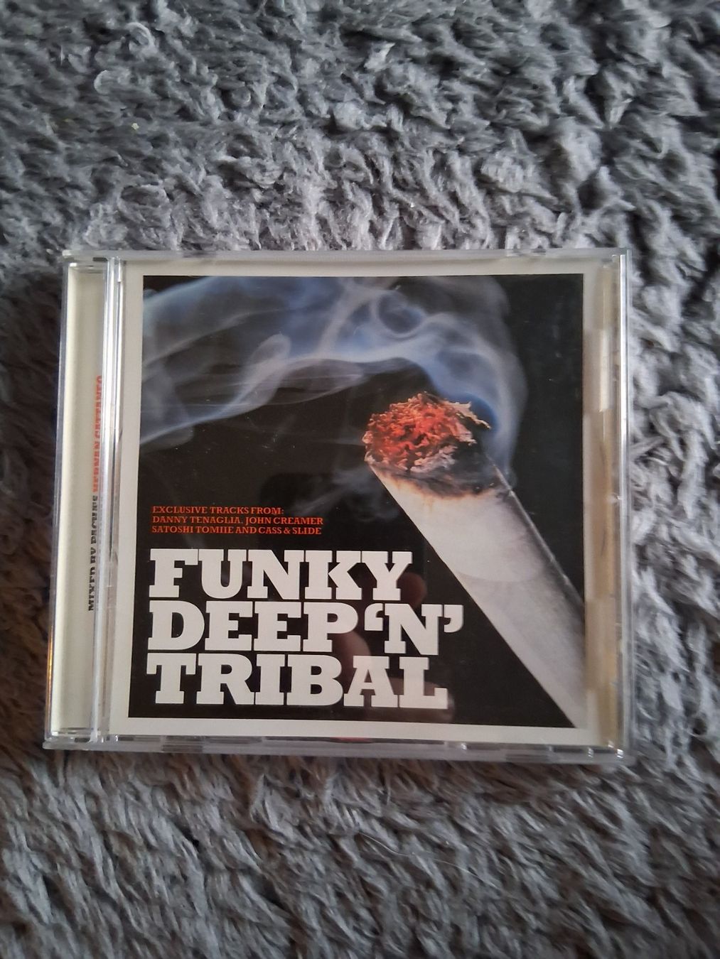 CD: FUNKY DEEP 'N' TRIBAL    COMPILATION   CD – Usato da Wetzikon ZH venduto da Ramones01