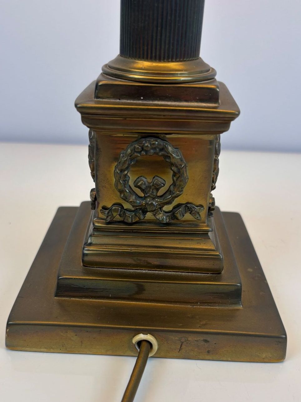 Lampade: Vintage Korinthische Tischlampe Messing – Usato da Wettingen venduto da Wendemarket 3