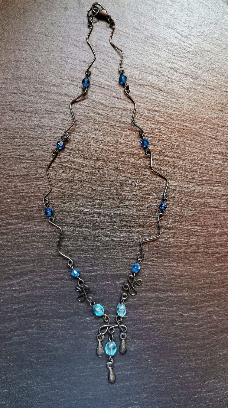 Catenine: Collier en laiton et perles bleues – Usato da Veyrier venduto da Leilazizou 2