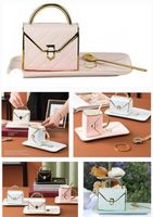1 Tasse in Handtaschenform in: rosa weiss hellblau schwarz