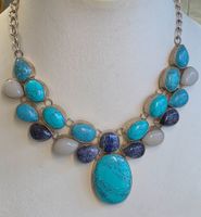 Collier mit verschiedenfarbigen Edelsteinen in Silberfassung