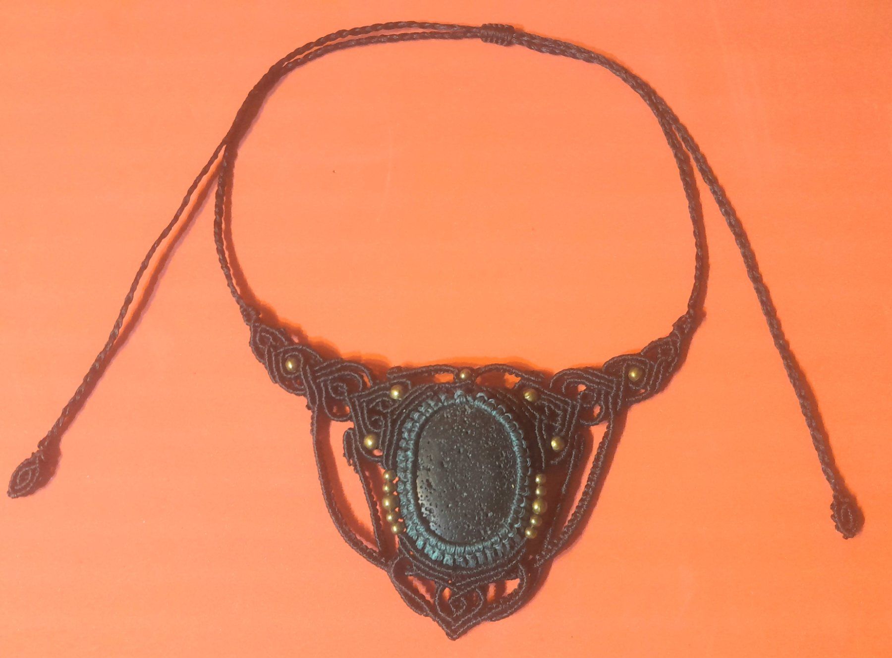Colliers: Makramee Kette/Collier mit schwarzem Lavastein – Neuf (Voir description) à Pfäffikon ZH par Emporos_42 1