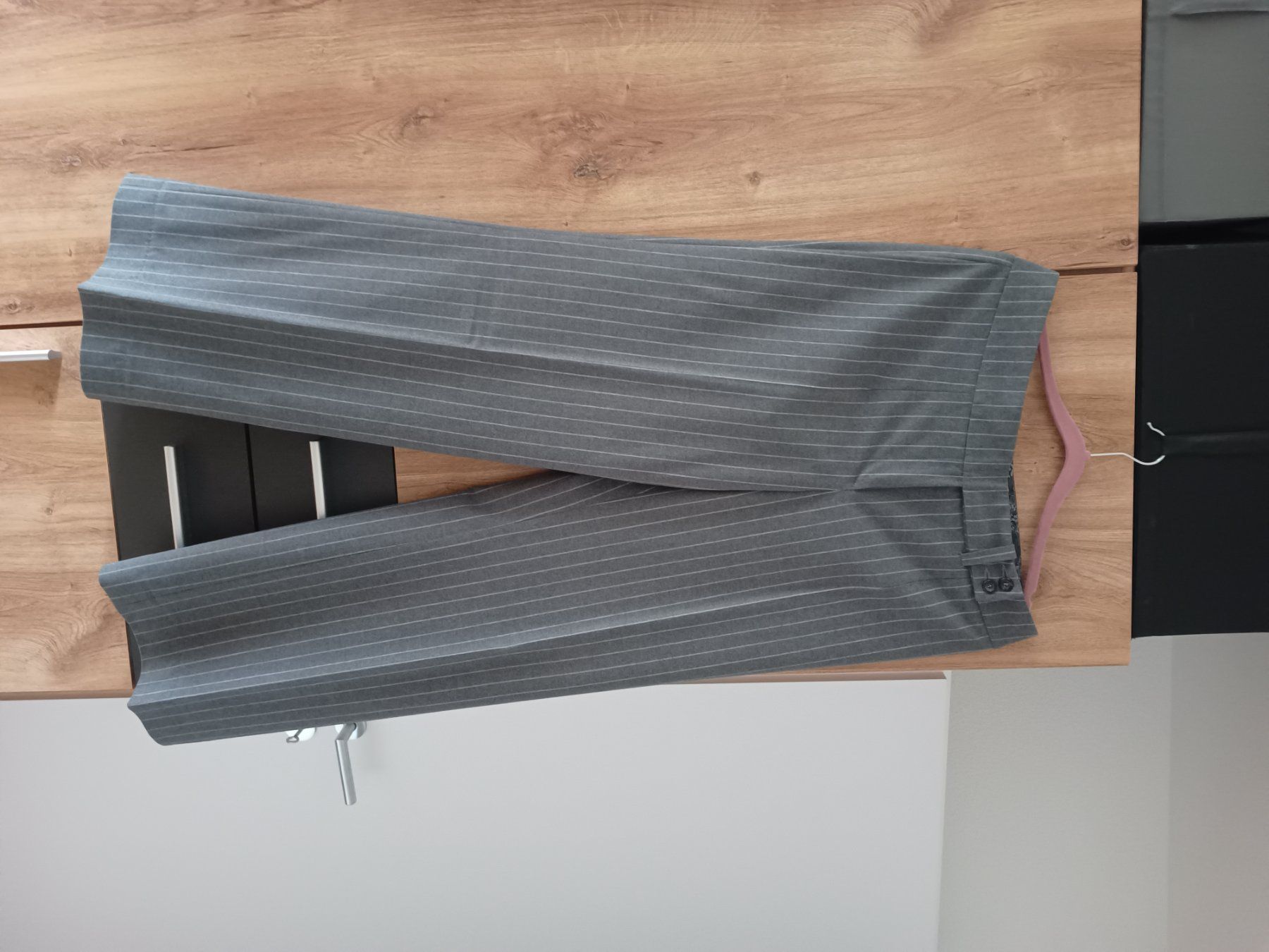 Ensembles & Tailleurs: Frauenanzug, hellgrau,gestreift – D'occasion à Bassersdorf par EszterS 4