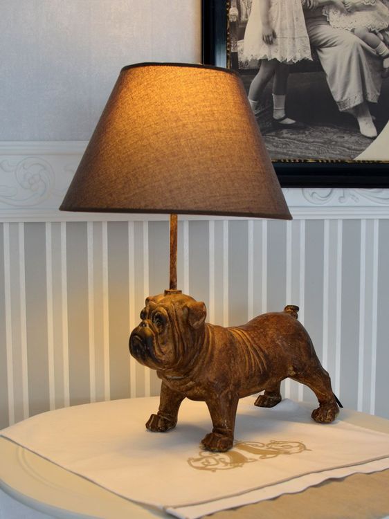 Mops Tischlampe – Lustige Figur Als Lampenbasis, Stoffschirm, Höhe Ca. 35 Cm, Für E14 Birne (ohne Deko)