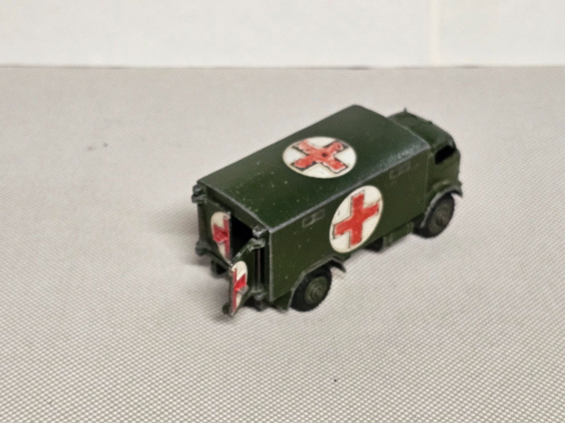 Dinky Toys Modellini d'auto: Dinky Military Ambulance – Usato da Starrkirch-Wil venduto da easygo13 1