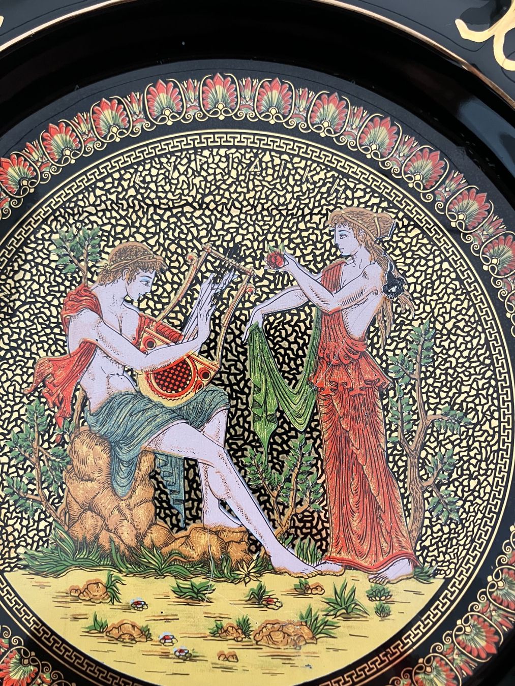 Piatti: Piatto decorativo nero e oro, stile greco antico – Usato da Origlio venduto da Zeto.81 1