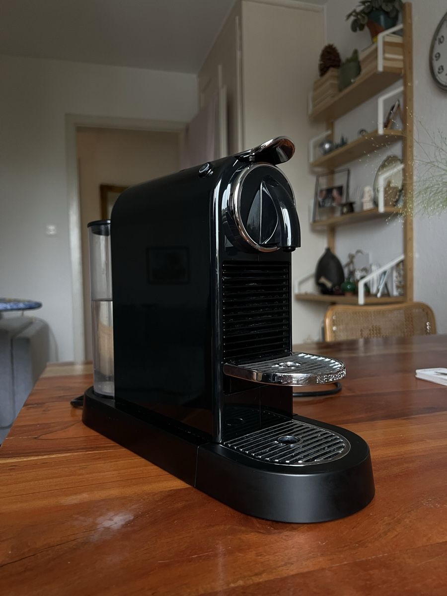 Nespresso Macchine per caffè & Macchine per espresso: Nespresso Kapselmaschine schwarz  – Usato da Zollikofen venduto da AdrianaKreuz98 2