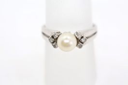 Weissgoldring mit Perle und Diamanten 18K