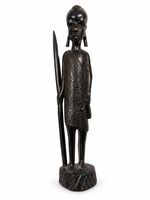 Dunkle geschnitzte Holzfigur mit langem Stab