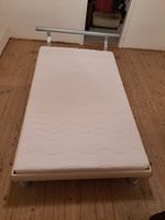 Bett mit Lattenrost und Matratze