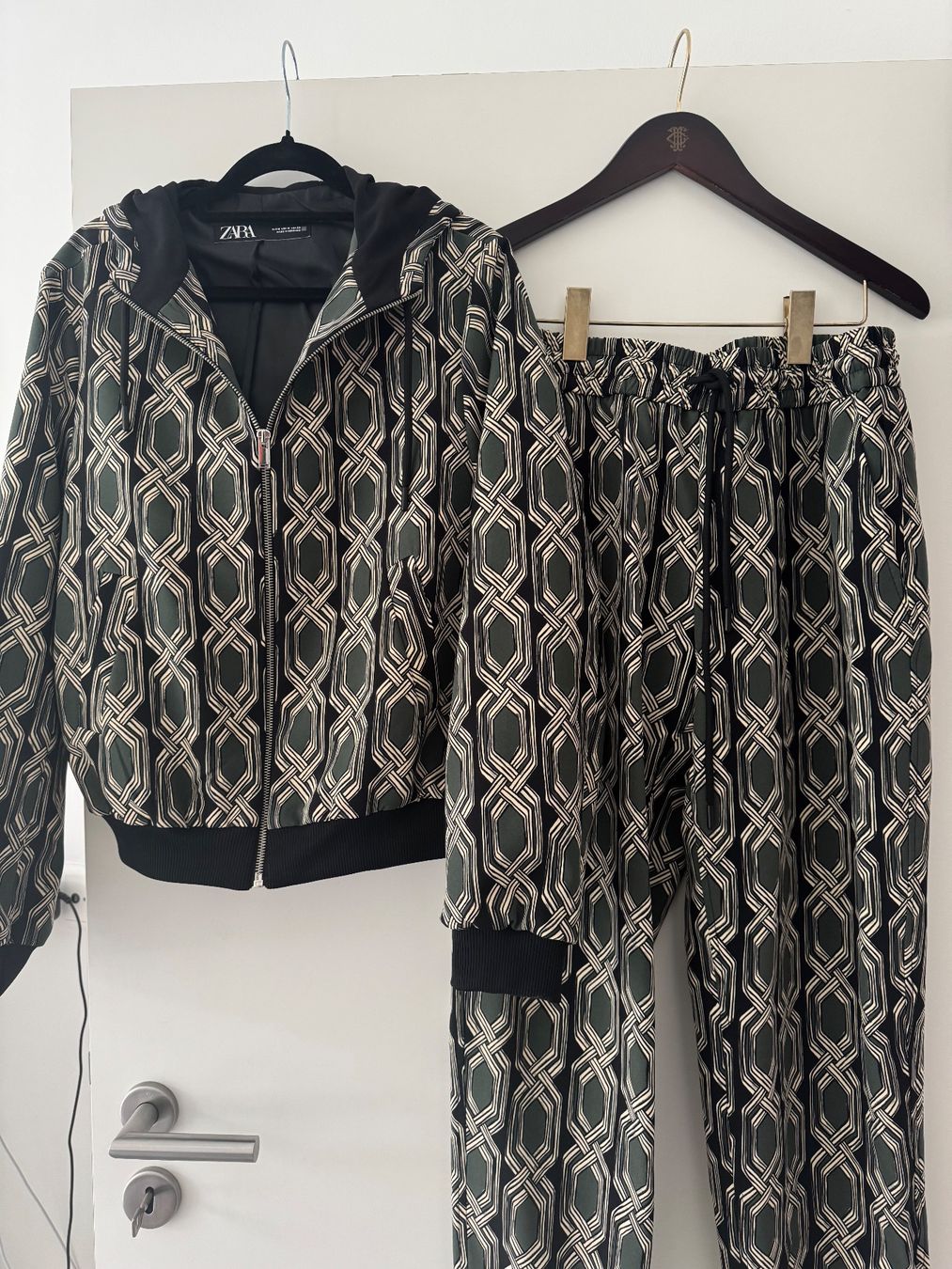 Zara Ensembles & Tailleurs: Zara Set Bomber und Jogger – Neuf (Voir description) à Montagnola par Vol24 1
