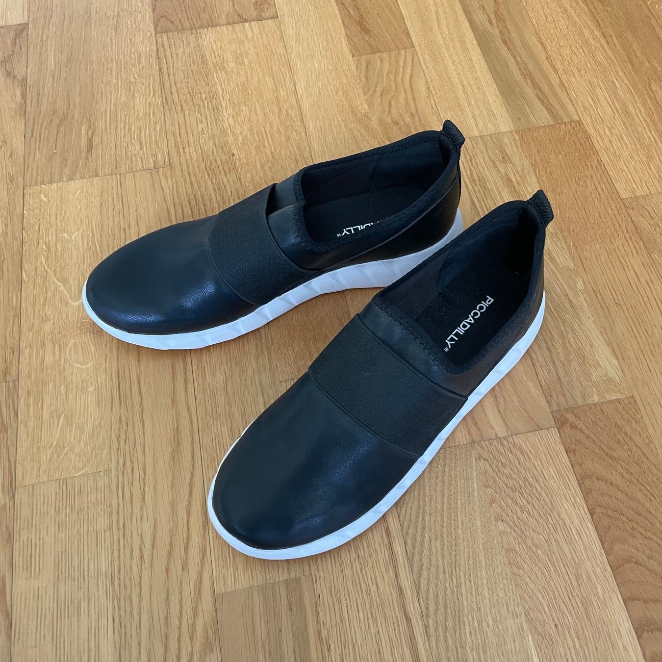 Scarpe da donna: Schwarze Sneaker aus Kunstleder 40 – Usato da Utzenstorf venduto da beatrice.ch