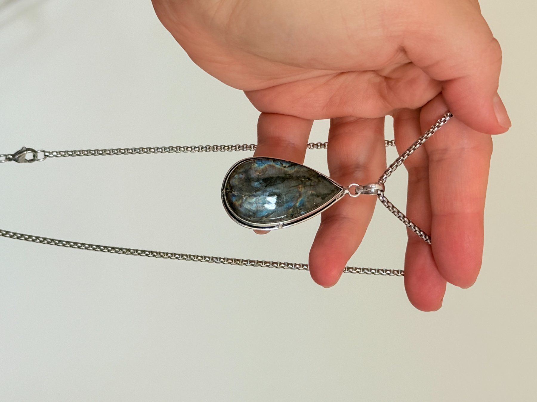 Catenine: Collier avec pendentif labradorite forme goutte – Nuovo e nell'imballaggio originale da Genève venduto da AGBERG 3