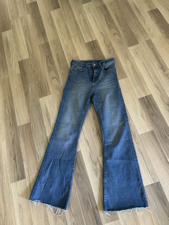 H&M Jeans Flare blau mit ausgefranstem Saum, Grösse 36