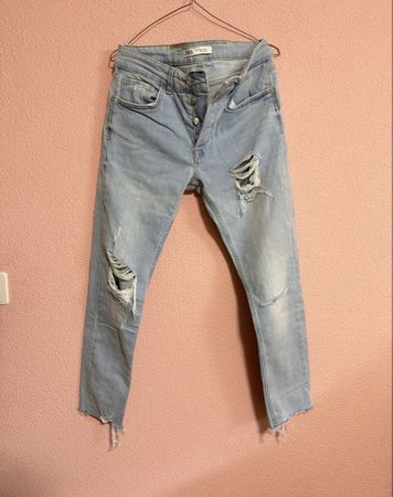 Jeans Zara azzurri strappati, taglia Eu 40- look di tendenza