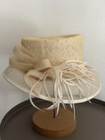 eleganter Accessorize Anlasshut in Creme/Natur