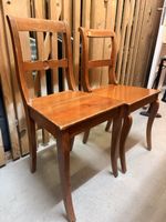 Zwei Holzstühle klassisches Design