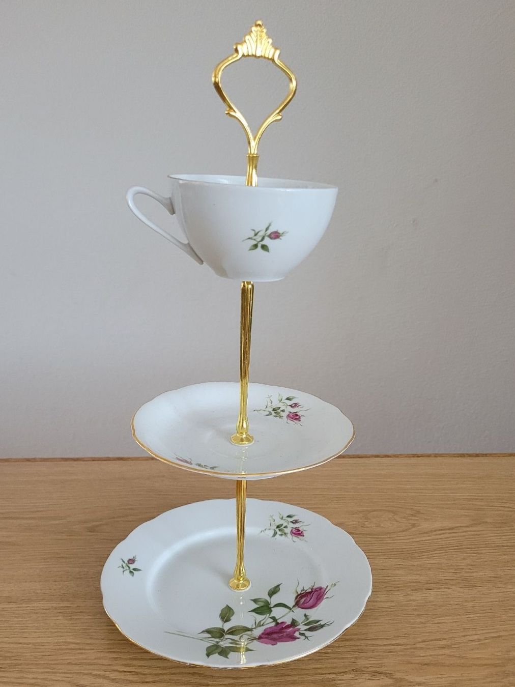 Set di piatti: ETAGERE mit Kaffeetasse, Untertellerchen & Desserteller – Usato da Nottwil venduto da echtMOMO 1