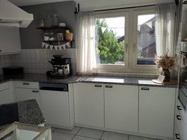 Komplette Küche mit Granit-Arbeitsplatte