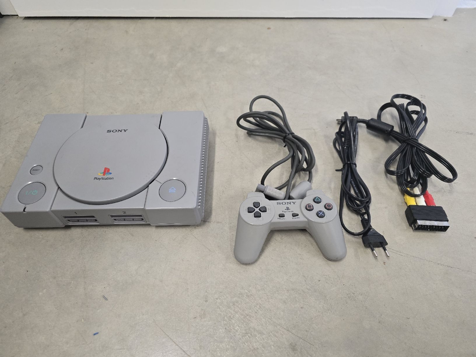 Sony Consoles: Console PlayStation 1  + Manette & Câbles  – D'occasion à Champlan par Jrme76