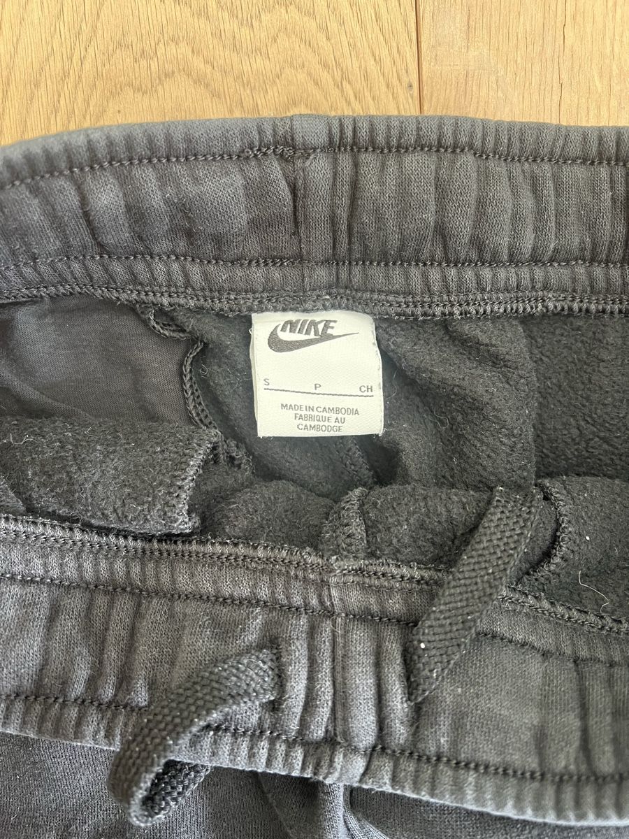 Nike Pantaloni: Nike Trainerhose schwarz  – Usato da Olten venduto da isabelschmid 1