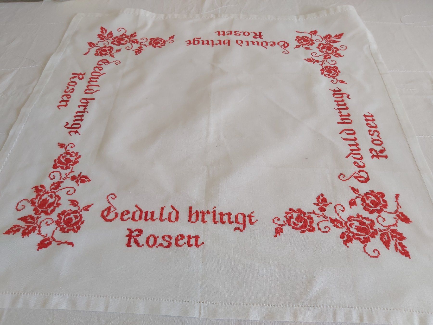 Altra biancheria da tavola: Mitteldecke 100 x 100 cm, handgestickt – Usato da Bern venduto da aronari 2
