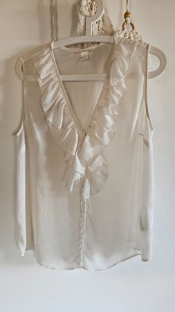 ärmellose Chiffonbluse mit Rüschenkragen