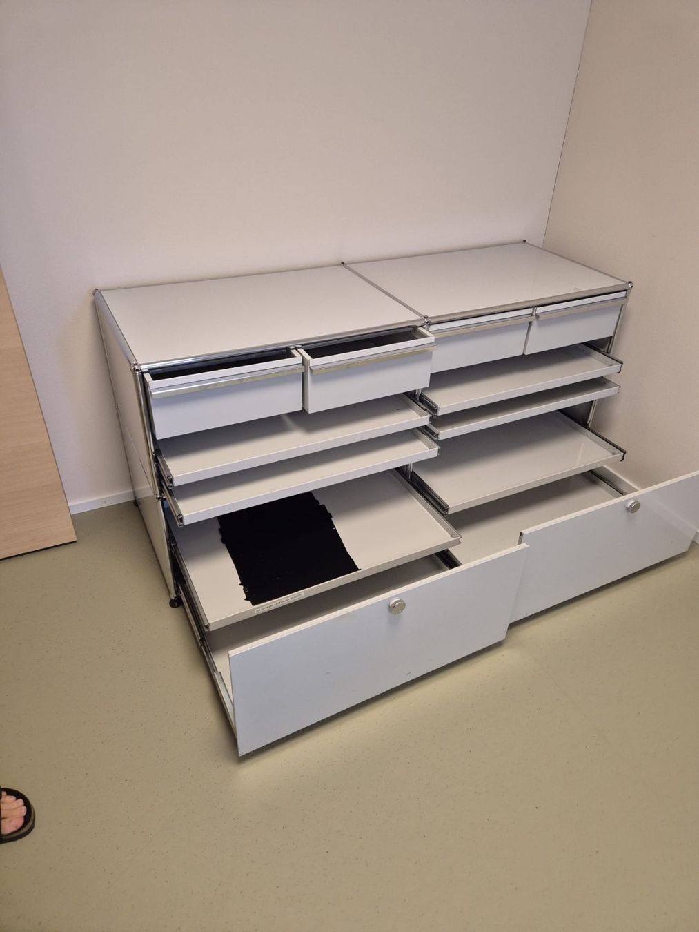 USM Cassettiere: USM Haller Kommode lichtgrau – Usato da Ziefen venduto da ginggernillis 1