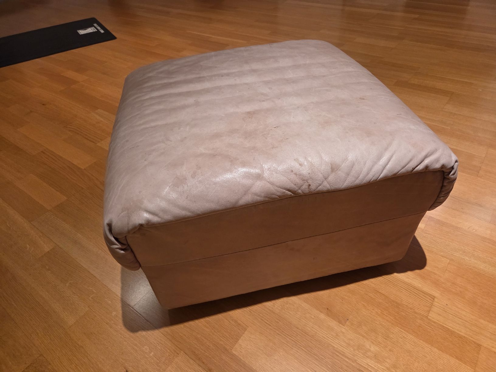 Hocker: Leder Hocker beige 60x60cm – Gebraucht aus Klingnau von Groofty69 1