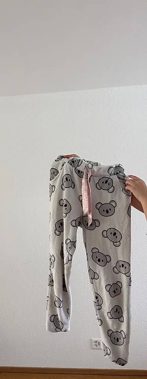 Pantaloni: PLUESCH-HOSE MIT KOALA-PRINT – Usato da Niederhasli venduto da agn_28zq