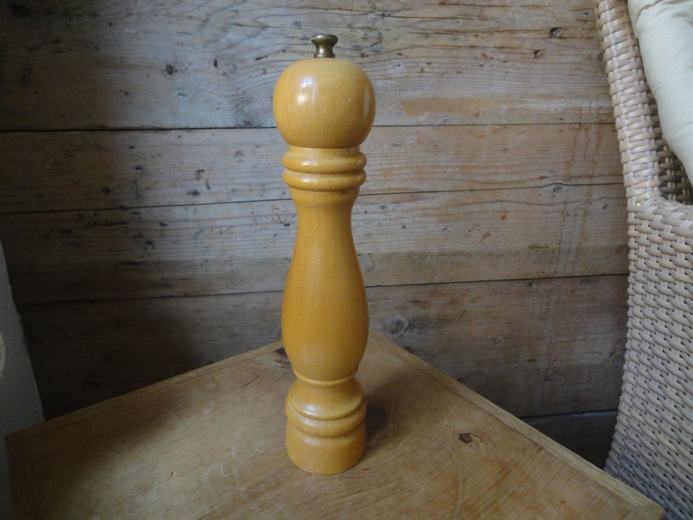 Peugeot Pfeffermühle Aus Dunklem Holz – 22,9 Cm Hoch, Verstellbares Edelstahl-Mahlwerk