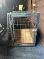 Stabile Hundebox aus Holz und Metall von Meico