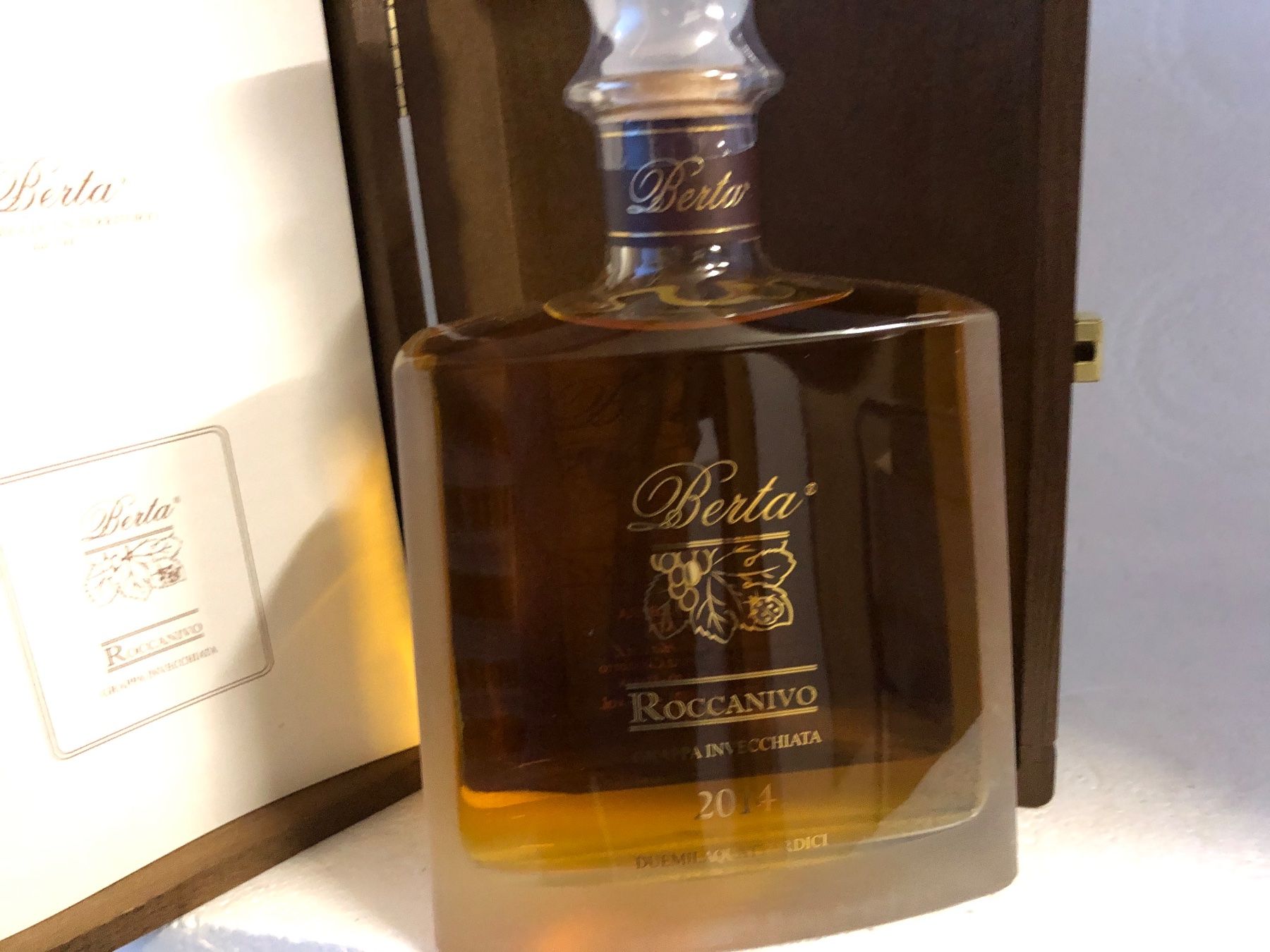 Berta Bevande alcoliche: Berta Grappa Roccanivo 43% 2014 – Nuovo e nell'imballaggio originale da Wöschnau venduto da Vinsale