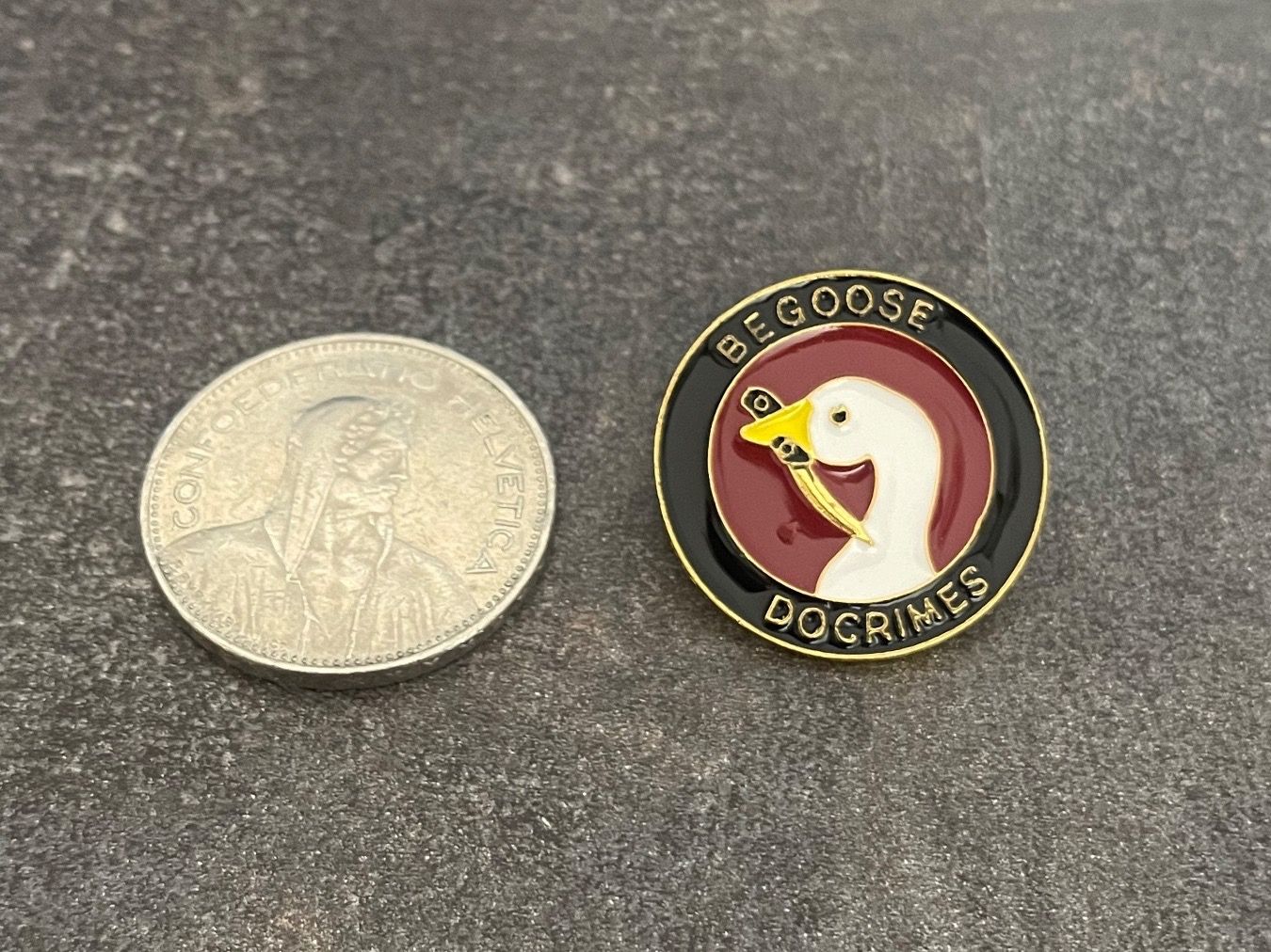 Placchette & Badge: Begoose Docrimes Pin – Usato da Biel/Bienne venduto da bas_c8yf 1