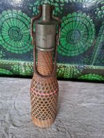 Tolle, Vintage geflochtene Glasflasche mit Metallverschluss