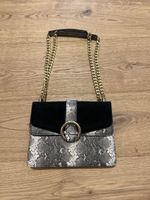 Umhängetasche schwarz Schlangenoptik Kette Goldfarben
