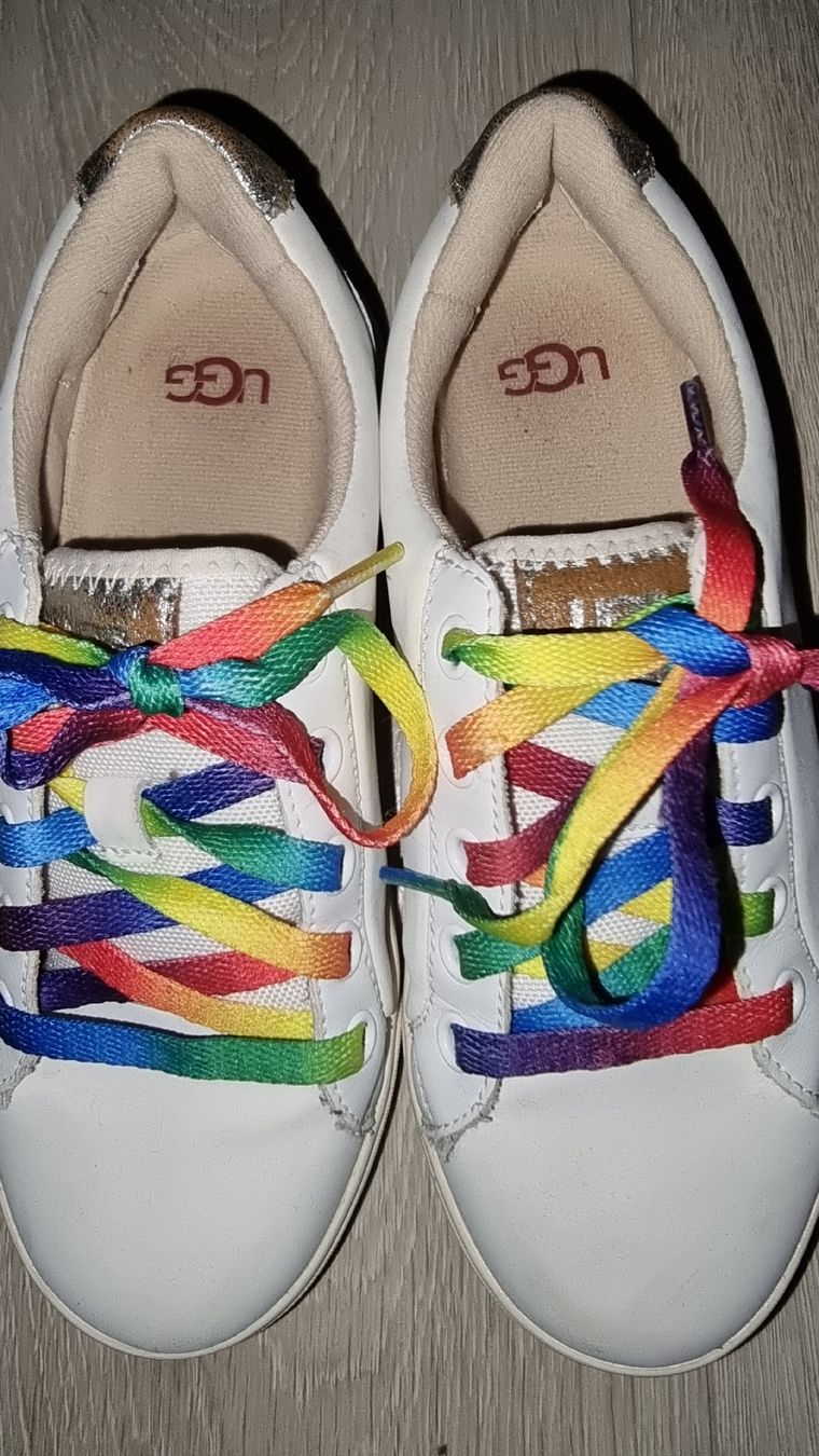 Ugg Schuhe für Mädchen: UGG Turnschuhe weiss Regenbogen Gr. 33.5 – Gebraucht aus Wigoltingen von Zuckerfee84 5