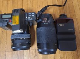 Yashica Kamera mit Objektiv und Blitz