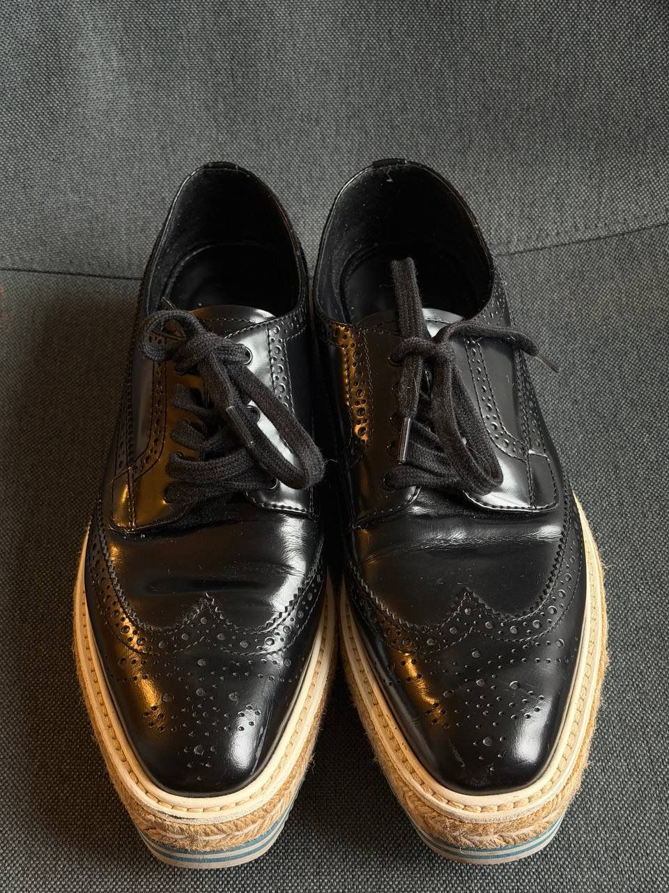 Prada Scarpe da donna: Chaussures Derby compensées Prada Wingtip en cuir – Usato da Cologny venduto da Nayiri 1