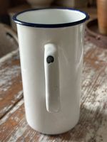 Älterer? Krug Emaille weiss blau Rand guter Zustand