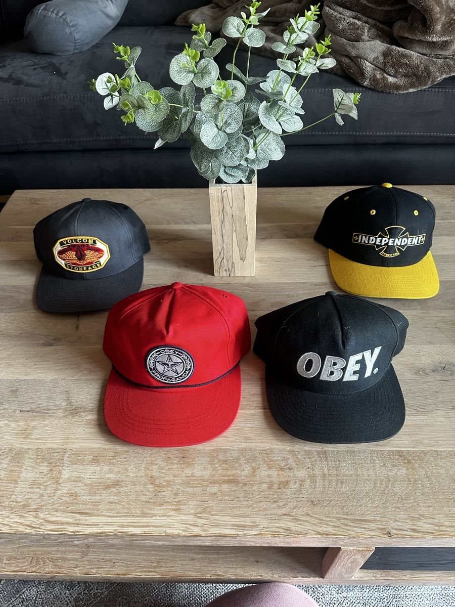 Obey Chapeaux, bonnets & casquettes: Cap Paket 4x Volcom Independent Obey Snapback – D'occasion à Winterthur par whatdreamz