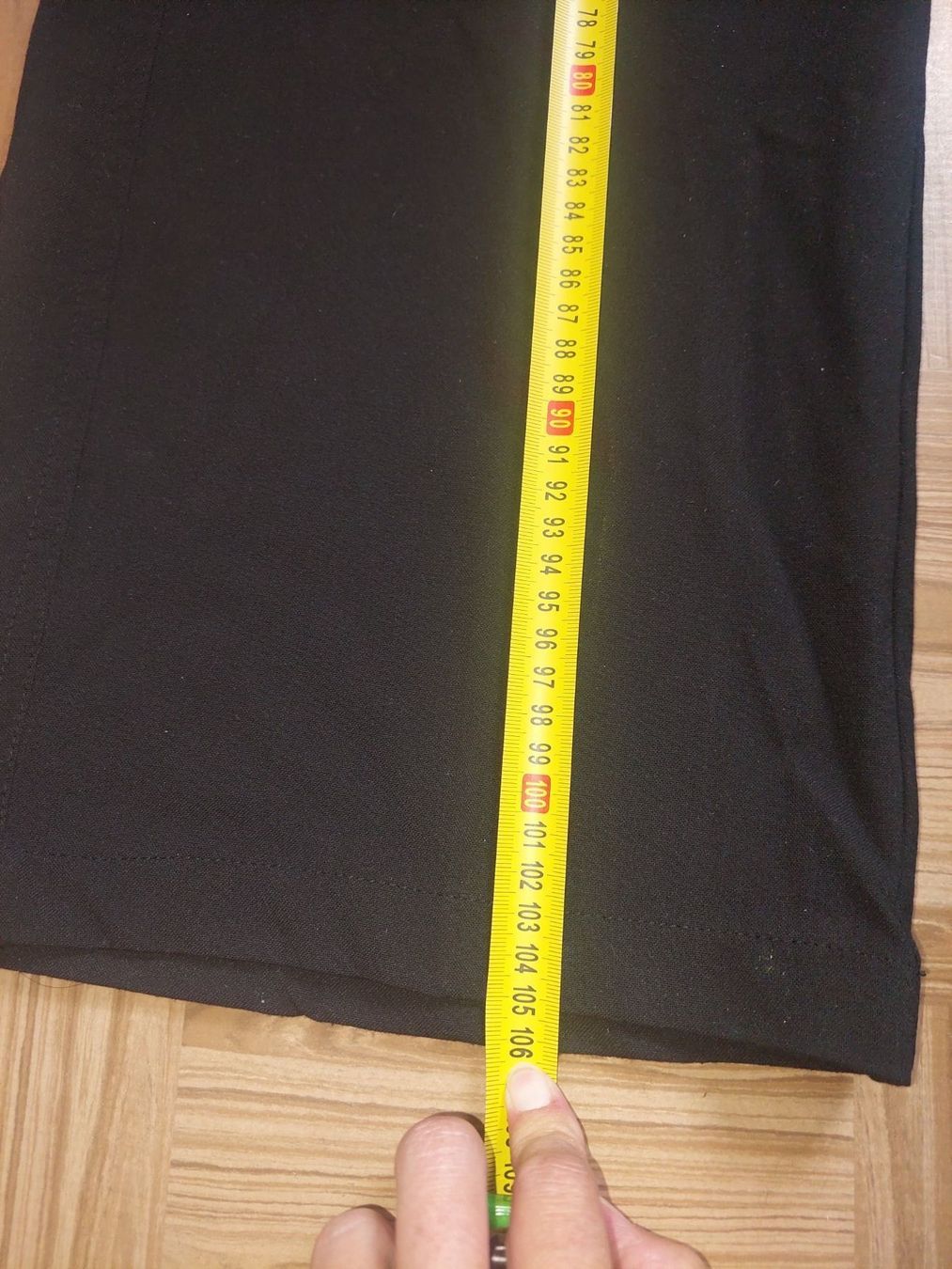 Bershka Pantaloni: schwarze Stoffhose – Usato da Unterbäch VS venduto da Nifadi 3