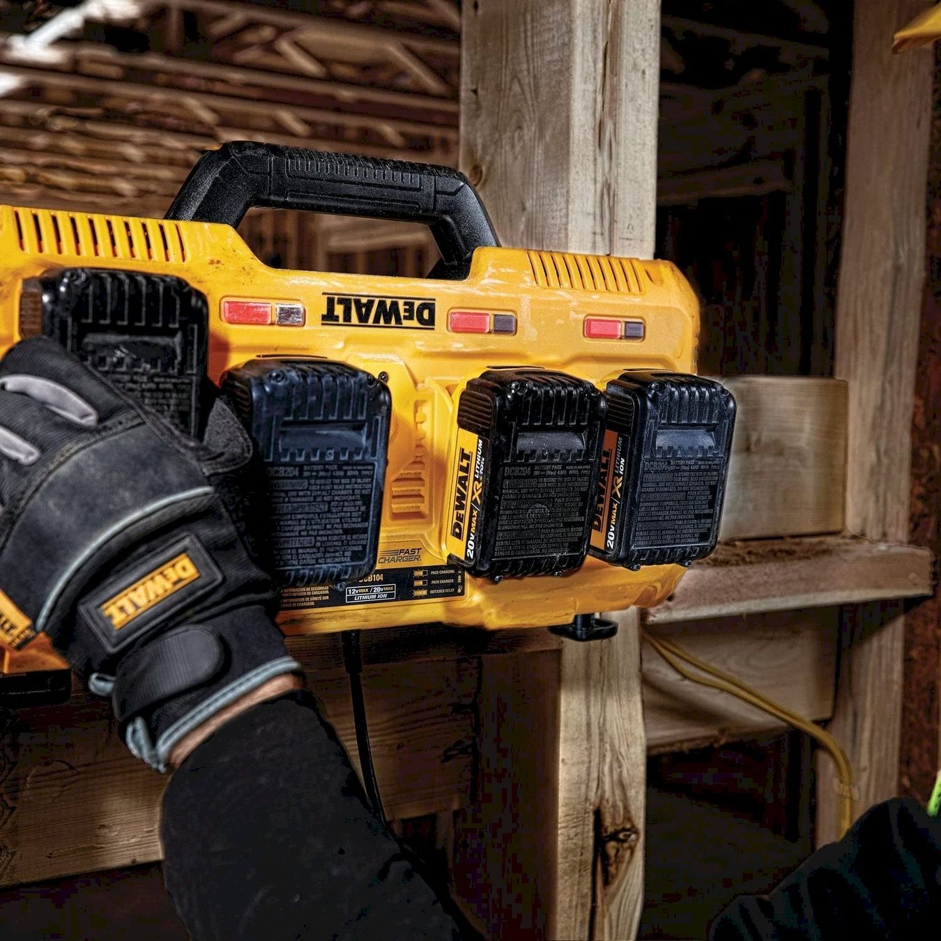 Dewalt Chargements: DeWalt Vierfach-Schnelladegerät DCB104QW – Neuf avec emballage d'origine à Bottighofen par zaap 3